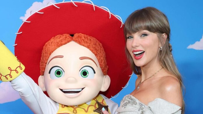 Taylor Swift sorprende en la premiere de Toy Story 5 con una presentación especial en Los Ángeles
