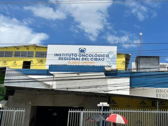 Allanan y arrestan a exdirectivos del Oncológico Regional del Cibao en Santiago; familiares denuncian arbitrariedad