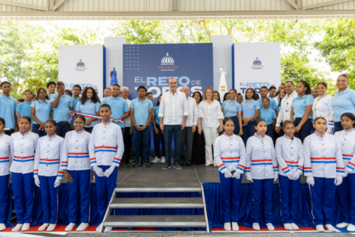 Presidente Abinader inaugura techado en la Escuela Francisco Henríquez y Carvajal en Cotuí