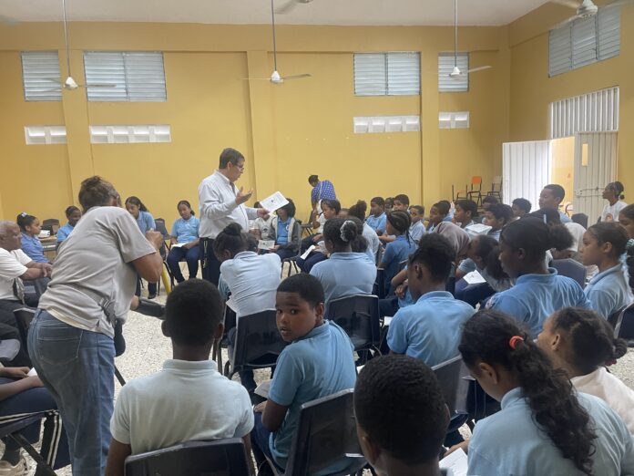 FundoVida promueve la lectura y el valor histórico del Día de las Madres en escuela Patria Mella