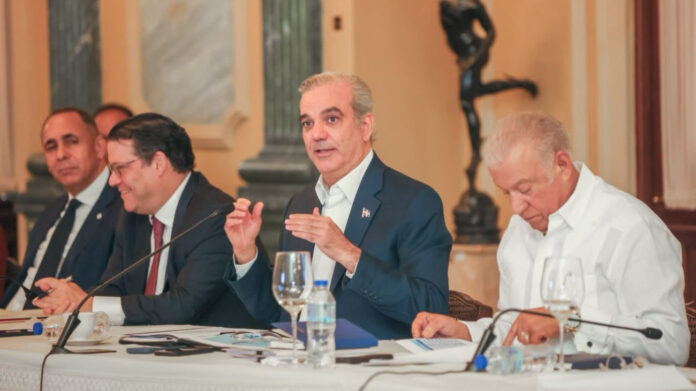 Abinader revisa con sectores productivos impacto de precios internacionales