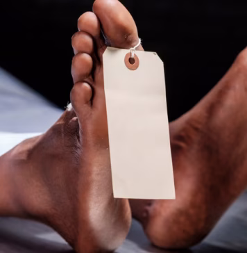 Hombre muere tras caer de un sexto piso mientras instalaba un aire acondicionado Miembros de las autoridades competentes realizaron el levantamiento del cuerpo y acordonaron la zona mientras se desarrollaban las diligencias correspondientes.