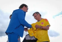 Petro entrega la bandera de Colombia a la selección de fútbol antes del Mundial