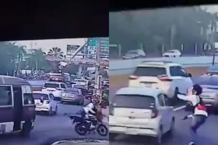 El incidente se habría originado luego de un roce de tránsito ocurrido minutos antes entre el conductor de la motocicleta y el autobús involucrado.