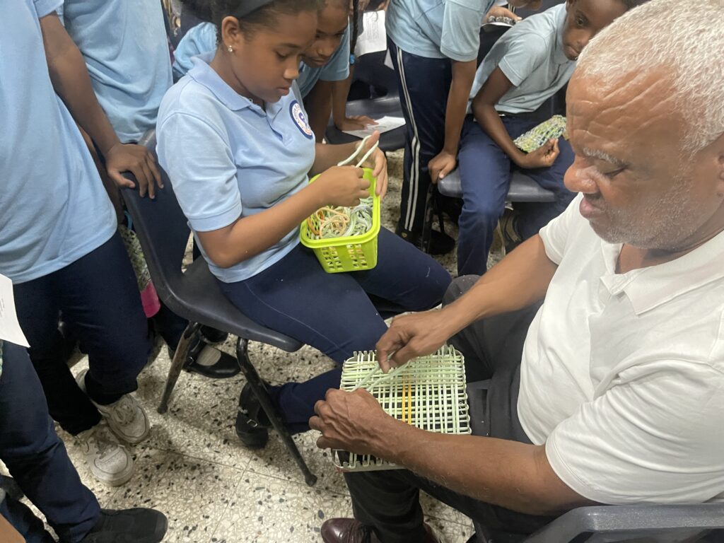 Sergio Abreu muestra con se fabrican los panitos para ollas calientes