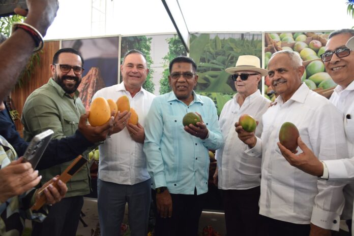 Asimismo, recordó que el evento se celebra luego de la promulgación de la Ley 36-25, que declara a Baní como la capital del mango.