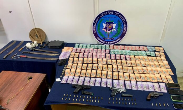 Confiscan armas, municiones, dinero en efectivo y evidencias durante allanamientos en Santiago
