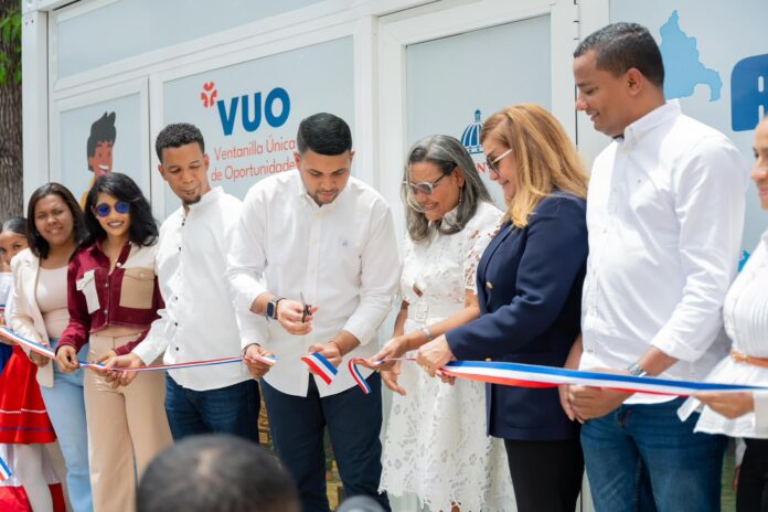 Ministerio de la Juventud inaugura Ventanilla Única de Oportunidades en Azua y entrega 150 becas Generación STEAM
