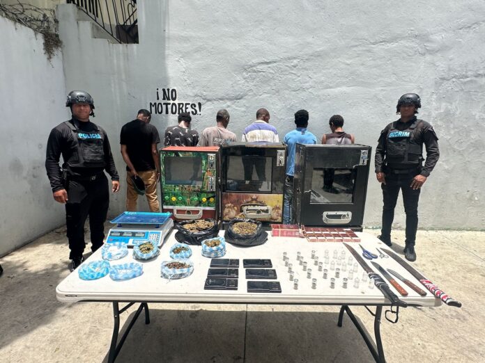 Policía ocupa máquinas tragamonedas, drogas y cigarrillos de contrabando en Capotillo