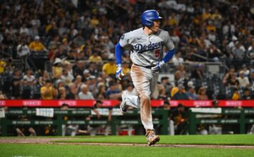 Freddie Freeman alcanza los 2,500 imparables y sigue haciendo historia con los Dodgers LOS ÁNGELES — La leyenda de Freddie Freeman continúa creciendo. El veterano inicialista de los Dodgers de Los Ángeles alcanzó este martes 9 de junio de 2026 la histórica cifra de 2,500 imparables en su carrera en las Grandes Ligas, un hito que lo reafirma como el jugador activo con más indiscutibles en todo el circuito profesional.El Hito: Un logro cimentado en la consistenciaLa marca se hizo realidad en la parte baja de la séptima entrada del encuentro frente a los Piratas de Pittsburgh. Con un sencillo remolcador al jardín central ante los envíos del novato Brandan Bidois, Freeman no solo grabó su nombre en los libros de récords, sino que también fue pieza clave en un devastador rally de 10 carreras que definió el destino del juego a favor de la novena angelina.Con este logro, Freeman lidera una élite de bateadores activos que han marcado una época en la MLB:JugadorHits TotalesFreddie Freeman2,500José Altuve2,430Andrew McCutchen2,280Paul Goldschmidt2,227Vigencia absoluta a sus 36 añosLejos de mostrar signos de declive, Freeman mantiene una capacidad de contacto de élite, respaldada por métricas avanzadas que reflejan una producción ofensiva de primer nivel en 2026. Actualmente, el inicialista registra una tasa de batazos duros (Hard-Hit Rate) del 46.4%, situándose en el percentil 75 de la liga, y un promedio de embasado esperado (xwOBA) en el percentil 83. Con 69 imparables ya acumulados esta temporada, Freeman mantiene el ritmo para finalizar la campaña superando la barrera de los 160 hits.En la ruta hacia la inmortalidadTras alcanzar el cuarto de millar de millar de hits, la mirada de la industria se posa ahora en los objetivos que definirían su entrada al Salón de la Fama con honores:Camino a los 3,000: De mantenerse su salud y ritmo de juego, Freeman se perfila como el próximo gran candidato para ingresar al selecto Club de los 3,000 hits.El objetivo de los 400 Jonrones: Actualmente acumula 377 cuadrangulares, restando apenas 23 estacazos para alcanzar la cifra redonda.El club de los 3,000/400/600: Con 37 dobles pendientes para llegar a los 600, Freeman está destinado a convertirse en apenas el octavo jugador en la historia del béisbol con al menos 3,000 hits, 400 jonrones y 600 dobles.La filosofía de una leyendaTras el encuentro, el estelar inicialista reflexionó sobre su enfoque inalterable en una era donde la analítica y los cambios mecánicos dominan la preparación: "Siempre me vi a mí mismo tratando de ser el mejor bateador posible. Nunca cambié. Siendo terco y sabiendo quién era, no quise cambiar".Esta convicción es la que ha permitido que Freddie Freeman no solo sea el líder activo en hits, sino un referente de una forma de batear que combina la eficiencia moderna con la esencia más pura del juego. Los Dodgers y la liga entera celebran hoy la trayectoria de un jugador que, con cada swing, sigue escribiendo páginas imborrables en la historia del béisbol.