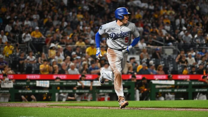 LOS ÁNGELES — La leyenda de Freddie Freeman continúa creciendo. El veterano inicialista de los Dodgers de Los Ángeles alcanzó este martes 9 de junio de 2026 la histórica cifra de 2,500 imparables en su carrera en las Grandes Ligas, un hito que lo reafirma como el jugador activo con más indiscutibles en todo el circuito profesional.El Hito: Un logro cimentado en la consistenciaLa marca se hizo realidad en la parte baja de la séptima entrada del encuentro frente a los Piratas de Pittsburgh. Con un sencillo remolcador al jardín central ante los envíos del novato Brandan Bidois, Freeman no solo grabó su nombre en los libros de récords, sino que también fue pieza clave en un devastador rally de 10 carreras que definió el destino del juego a favor de la novena angelina.Con este logro, Freeman lidera una élite de bateadores activos que han marcado una época en la MLB:JugadorHits TotalesFreddie Freeman2,500José Altuve2,430Andrew McCutchen2,280Paul Goldschmidt2,227Vigencia absoluta a sus 36 añosLejos de mostrar signos de declive, Freeman mantiene una capacidad de contacto de élite, respaldada por métricas avanzadas que reflejan una producción ofensiva de primer nivel en 2026. Actualmente, el inicialista registra una tasa de batazos duros (Hard-Hit Rate) del 46.4%, situándose en el percentil 75 de la liga, y un promedio de embasado esperado (xwOBA) en el percentil 83. Con 69 imparables ya acumulados esta temporada, Freeman mantiene el ritmo para finalizar la campaña superando la barrera de los 160 hits.En la ruta hacia la inmortalidadTras alcanzar el cuarto de millar de millar de hits, la mirada de la industria se posa ahora en los objetivos que definirían su entrada al Salón de la Fama con honores:Camino a los 3,000: De mantenerse su salud y ritmo de juego, Freeman se perfila como el próximo gran candidato para ingresar al selecto Club de los 3,000 hits.El objetivo de los 400 Jonrones: Actualmente acumula 377 cuadrangulares, restando apenas 23 estacazos para alcanzar la cifra redonda.El club de los 3,000/400/600: Con 37 dobles pendientes para llegar a los 600, Freeman está destinado a convertirse en apenas el octavo jugador en la historia del béisbol con al menos 3,000 hits, 400 jonrones y 600 dobles.La filosofía de una leyendaTras el encuentro, el estelar inicialista reflexionó sobre su enfoque inalterable en una era donde la analítica y los cambios mecánicos dominan la preparación: 