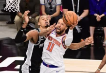 Los Knicks buscan la gloria en San Antonio ante unos Spurs contra las cuerdas La definición de este campeonato llega a su punto crítico en el Frost Bank Center. Con el trofeo en el edificio y el margen de error reducido a cero, el desenlace de esta serie se decidirá sobre la duela este sábado por la noche