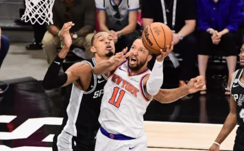 Los Knicks buscan la gloria en San Antonio ante unos Spurs contra las cuerdas La definición de este campeonato llega a su punto crítico en el Frost Bank Center. Con el trofeo en el edificio y el margen de error reducido a cero, el desenlace de esta serie se decidirá sobre la duela este sábado por la noche