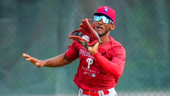 Filadelfia – La temporada 2026 para el jardinero de los Philadelphia Phillies, Johan Rojas, ha llegado a un fin prematuro y definitivo. Según información reportada recientemente, el jugador no regresará a los terrenos de juego durante el resto del año debido a una lesión de gravedad. El diagnóstico confirma un desgarro del ligamento colateral ulnar (UCL), una lesión que requiere un tiempo de recuperación extenso, dejando a Rojas fuera de competencia hasta el año 2027. Esta noticia llega en un momento complejo para el jugador, quien ya se encontraba cumpliendo una suspensión por el uso de sustancias para mejorar el rendimiento (PEDs), la cual lo mantenía inhabilitado para participar en la postemporada. La combinación de la sanción disciplinaria previa y esta lesión estructural cierra la puerta a cualquier posibilidad de retorno para el dominicano en la campaña actual. Los Philadelphia Phillies pierden así una pieza de profundidad en sus jardines, mientras que el jugador deberá enfocar todos sus esfuerzos en un largo proceso de rehabilitación con la mira puesta en recuperar su salud física para la temporada 2027.